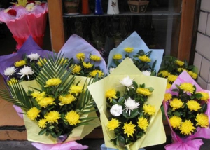 清明節(jié)未至 塑料花“遍地開”
